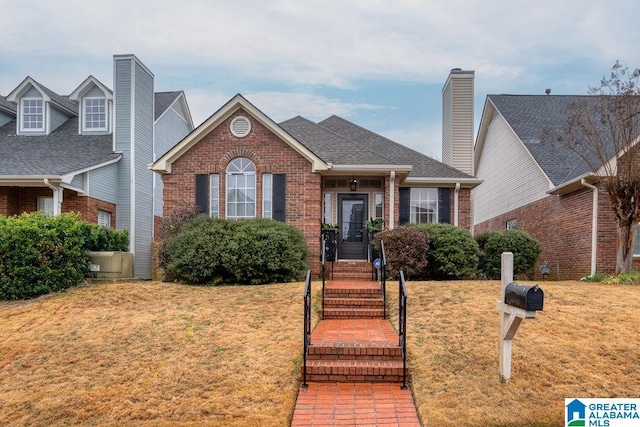 view of front of house featuring a front lawn