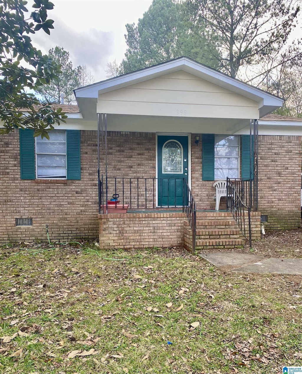 view of front of property featuring covered porch