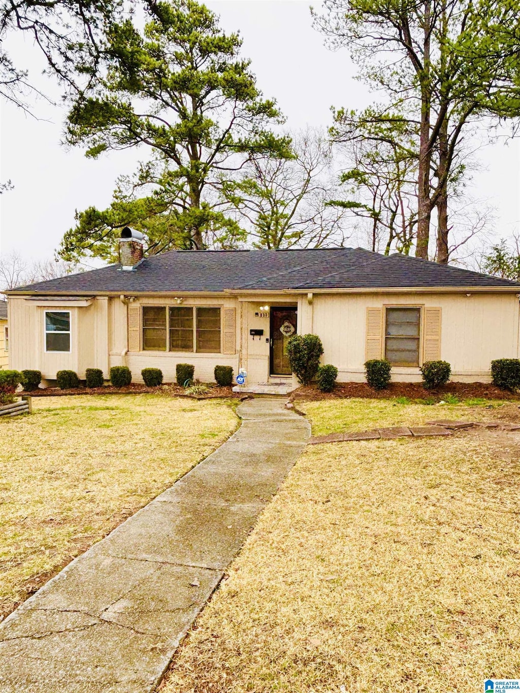 ranch-style house featuring a front yard