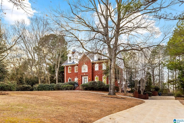 view of front facade featuring a front lawn