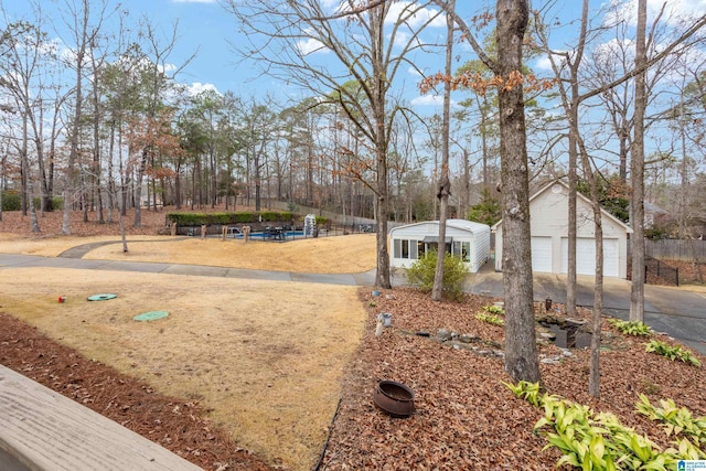 view of yard featuring a garage and an outdoor structure