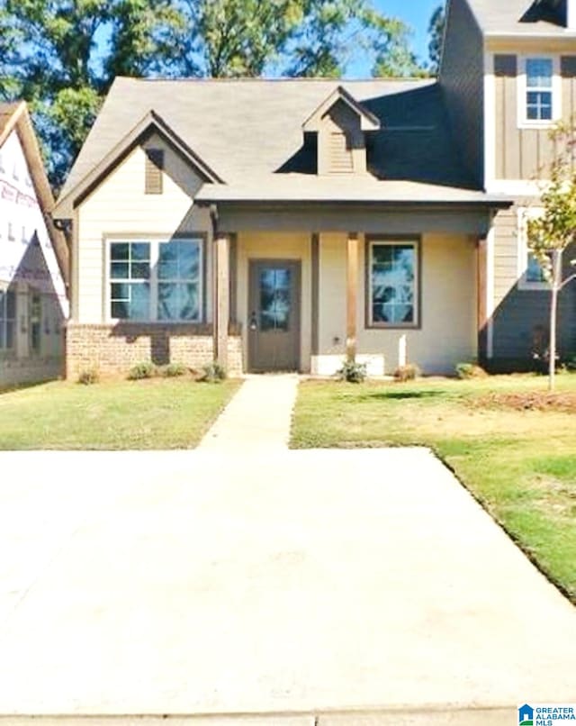 view of front facade with a front lawn