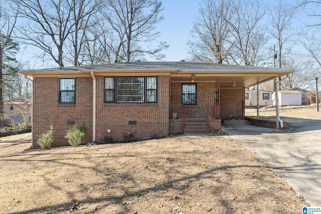 view of front of home with a carport and a front yard