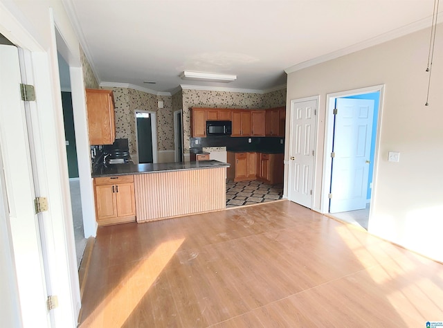 kitchen with crown molding, kitchen peninsula, and light hardwood / wood-style floors