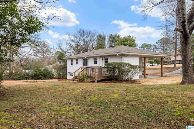 view of front of property featuring a deck and a front yard