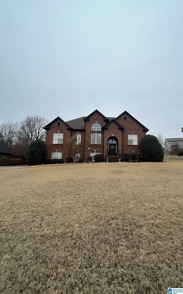 single story home with a front yard