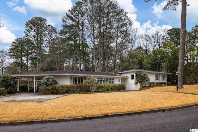 view of front of house with a carport and a front yard