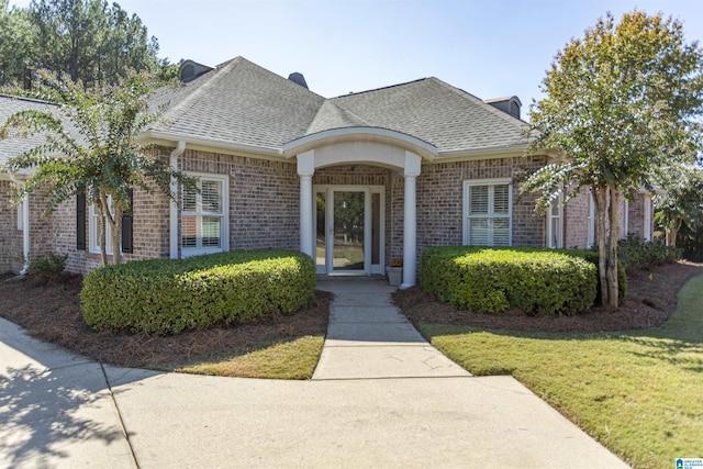 view of front of home featuring a front yard