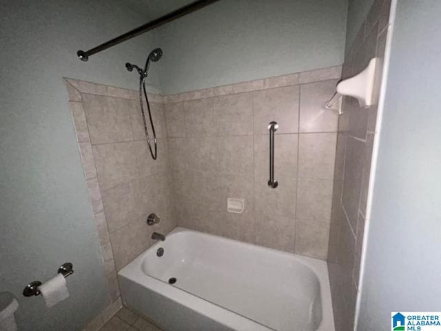 bathroom with tiled shower / bath combo