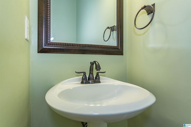 bathroom featuring sink