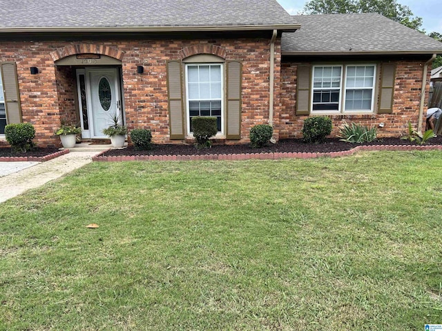 view of front of property featuring a front lawn