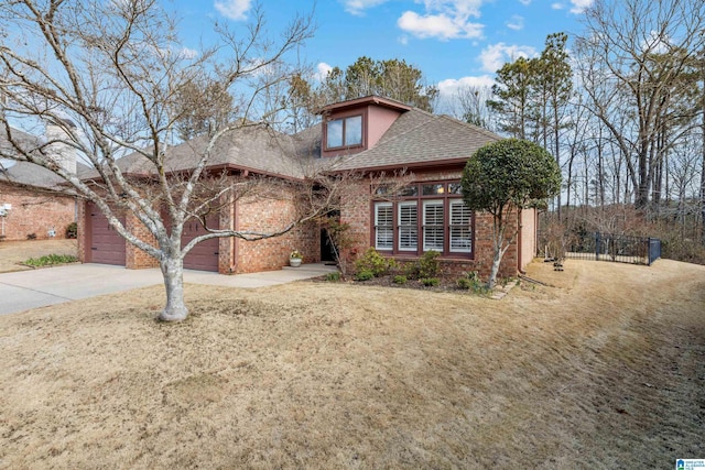 view of front of house featuring a front lawn