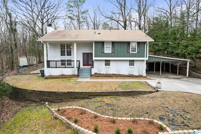 split foyer home featuring a front yard, a carport, and a porch