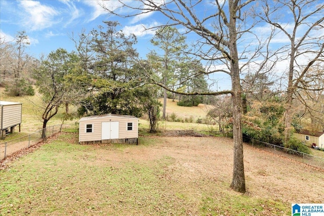 view of yard featuring a shed