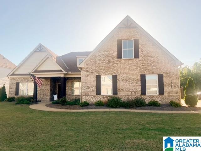 view of front of home featuring a front lawn