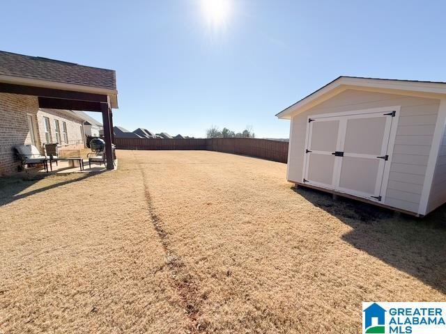 view of yard featuring a shed