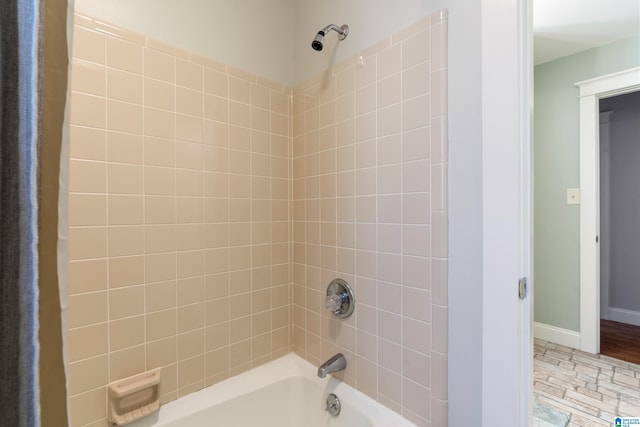 bathroom featuring tiled shower / bath