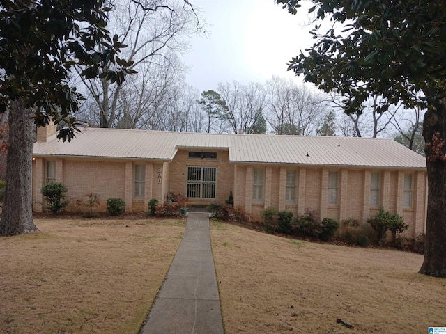 ranch-style home featuring a front yard