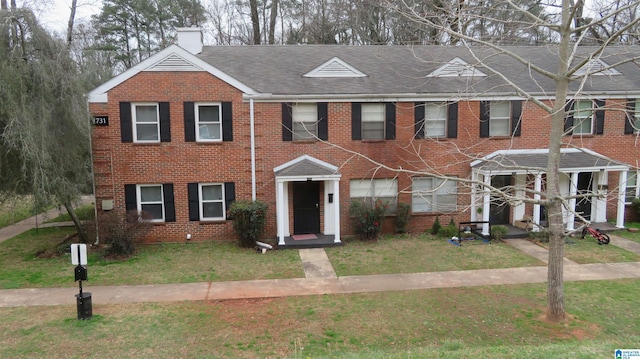 view of front facade featuring a front yard