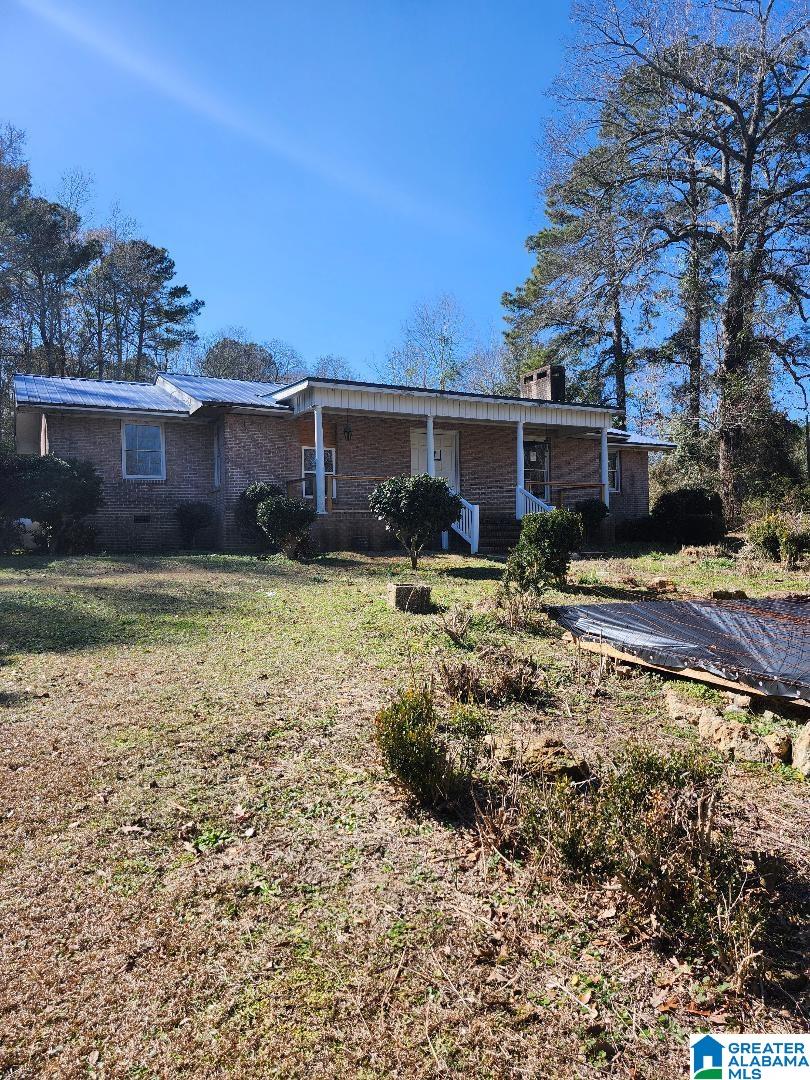 ranch-style house featuring a front yard