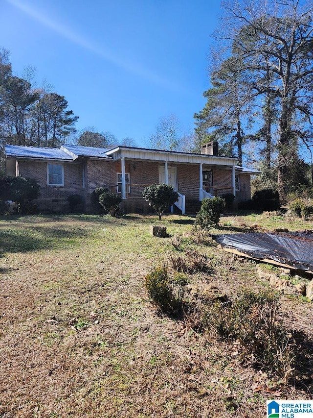 ranch-style house featuring a front yard