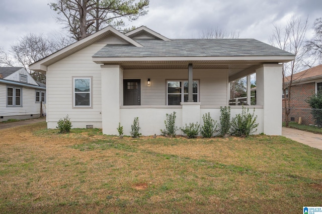 view of front of home with covered porch and a front lawn