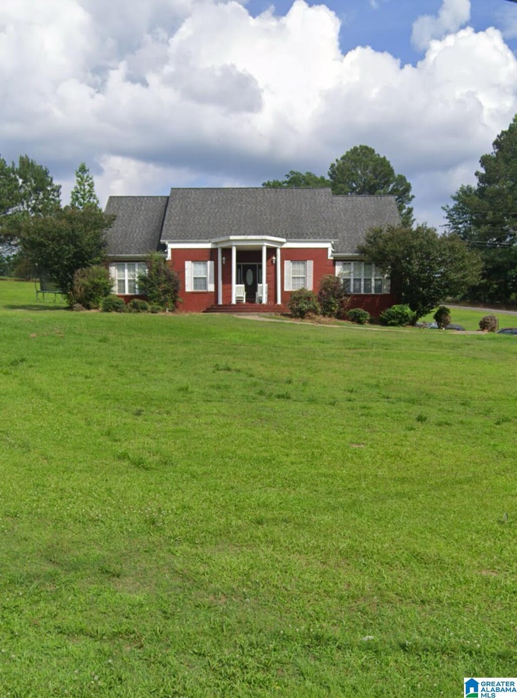 ranch-style home featuring a front lawn