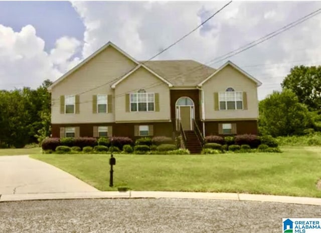 split foyer home featuring a front lawn