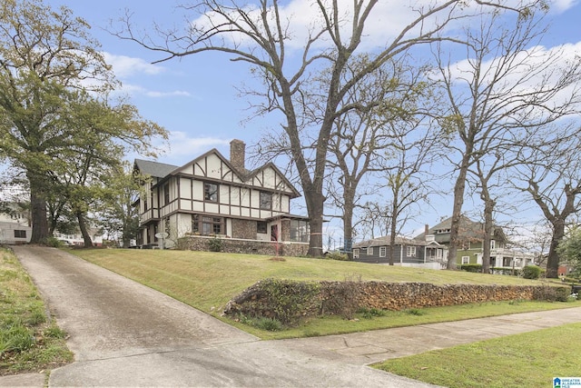 view of front of property featuring a front yard