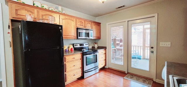 kitchen with crown molding, appliances with stainless steel finishes, and light hardwood / wood-style floors