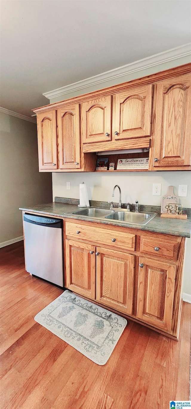 kitchen with sink, ornamental molding, light hardwood / wood-style floors, and dishwasher