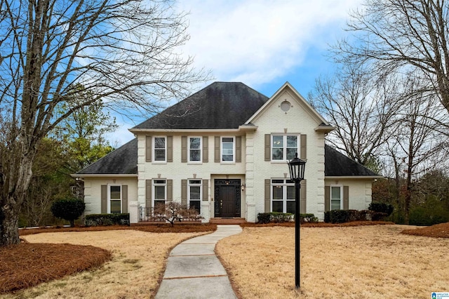 view of front facade featuring a front yard