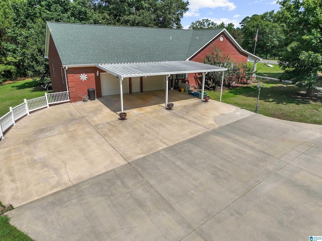 view of front facade featuring a carport and a front yard