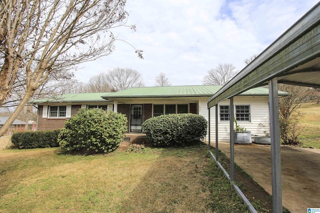 view of front facade with a front yard