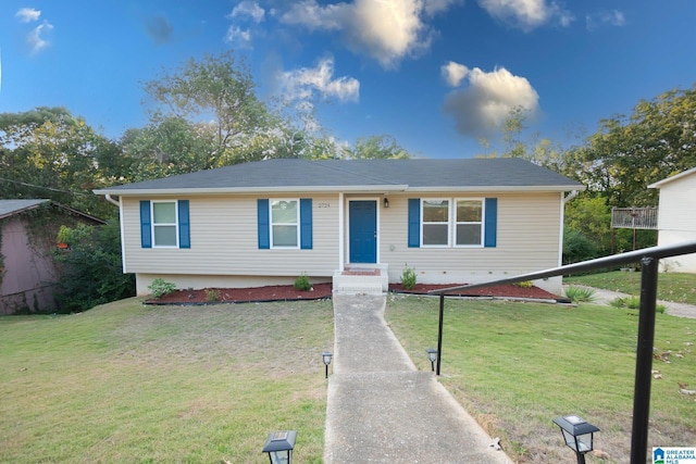 view of front of property featuring a front lawn