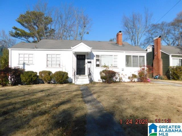 single story home with a front yard