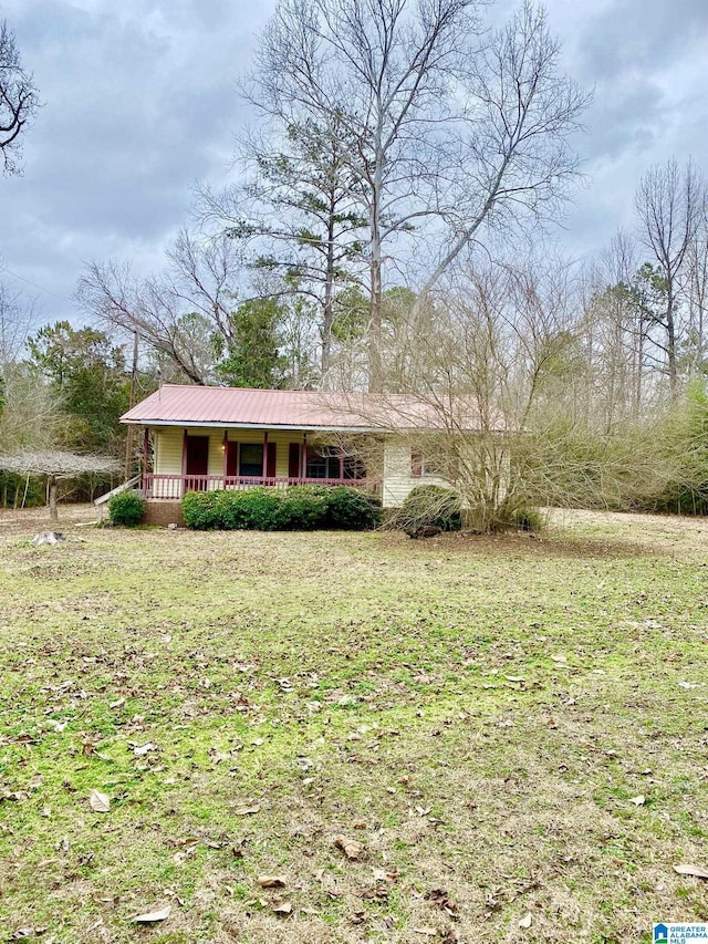 ranch-style home featuring a porch and a front yard