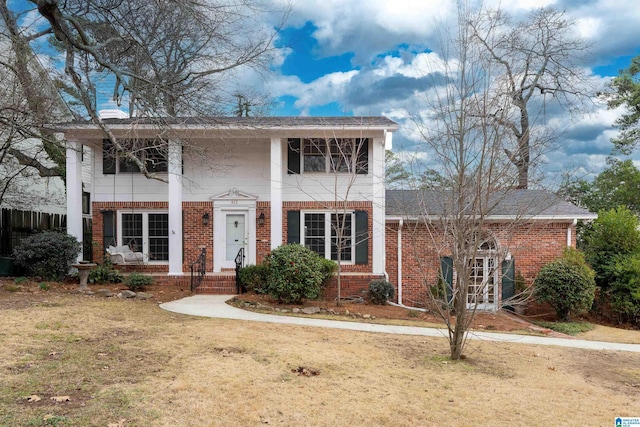 view of front of property featuring a front yard