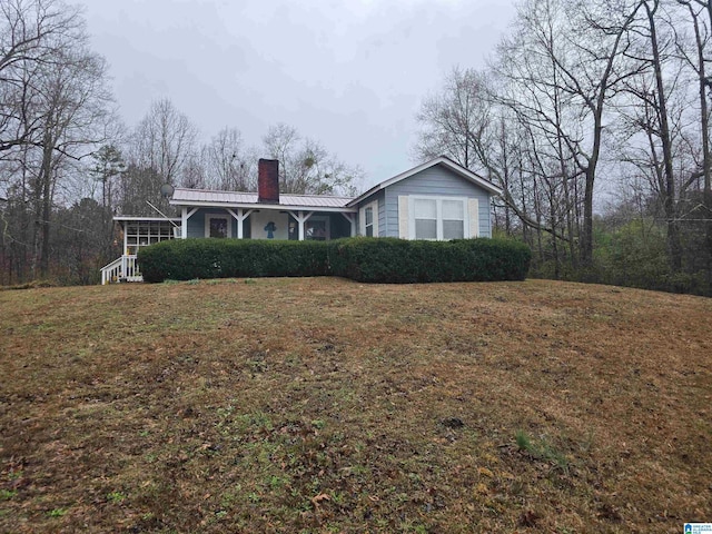 ranch-style house featuring a front lawn