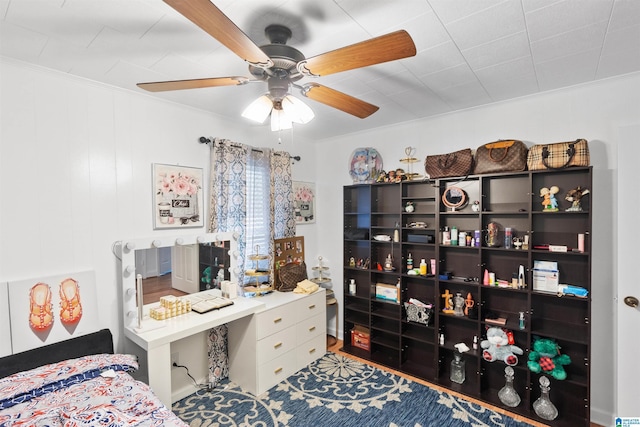 bedroom with crown molding and ceiling fan