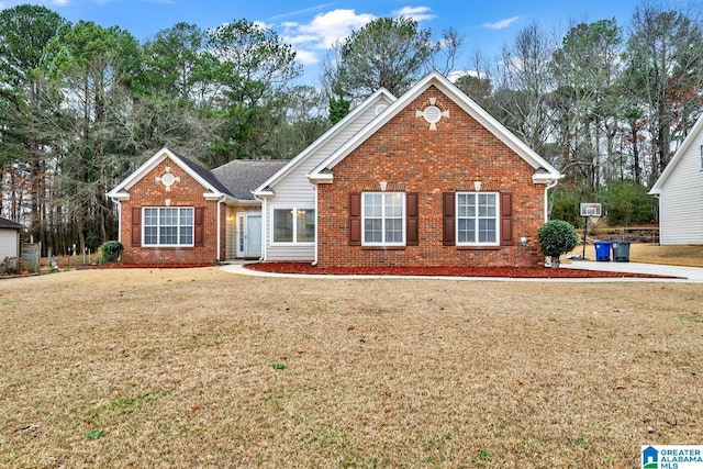 view of front of property featuring a front lawn