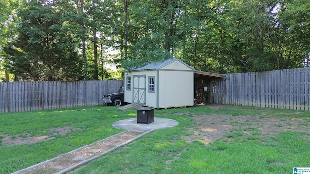 view of yard with a storage unit