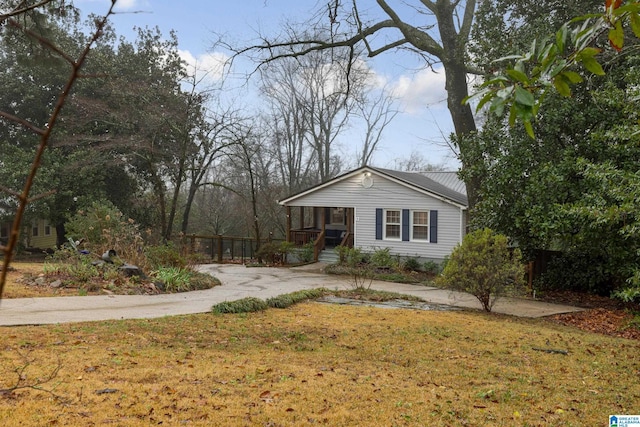 view of front of house with a front lawn