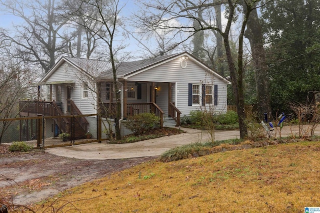 view of front of property featuring covered porch and a front lawn