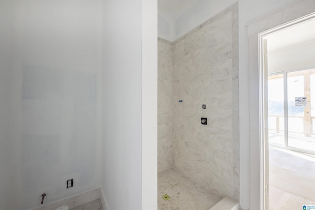 bathroom featuring tiled shower