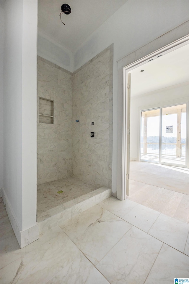 bathroom featuring a tile shower