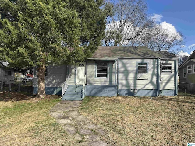 bungalow-style house featuring a front lawn