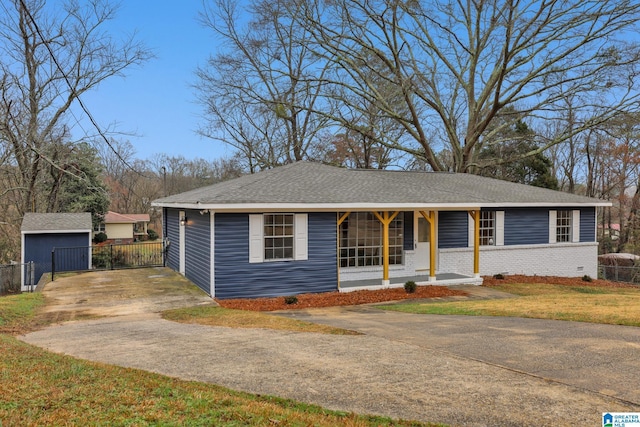 ranch-style home featuring a front lawn and covered porch