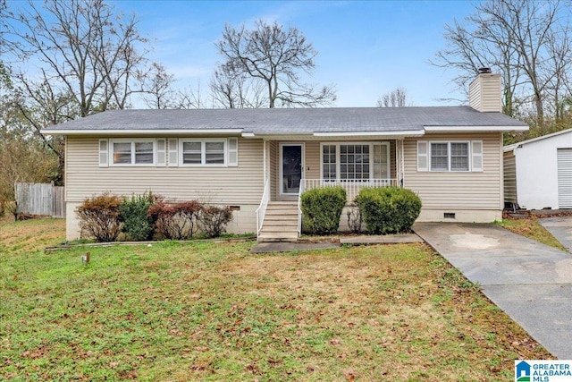 ranch-style house featuring covered porch and a front lawn