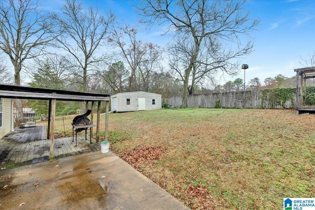 view of yard featuring a shed